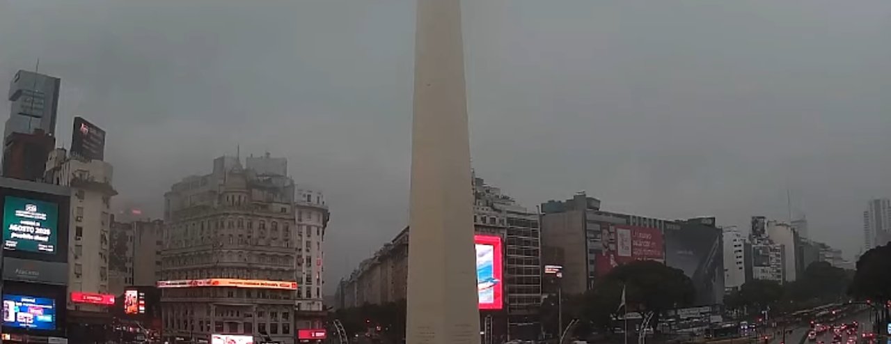 Tormenta y cielo oscuro sobre la Ciudad de Buenos Aires