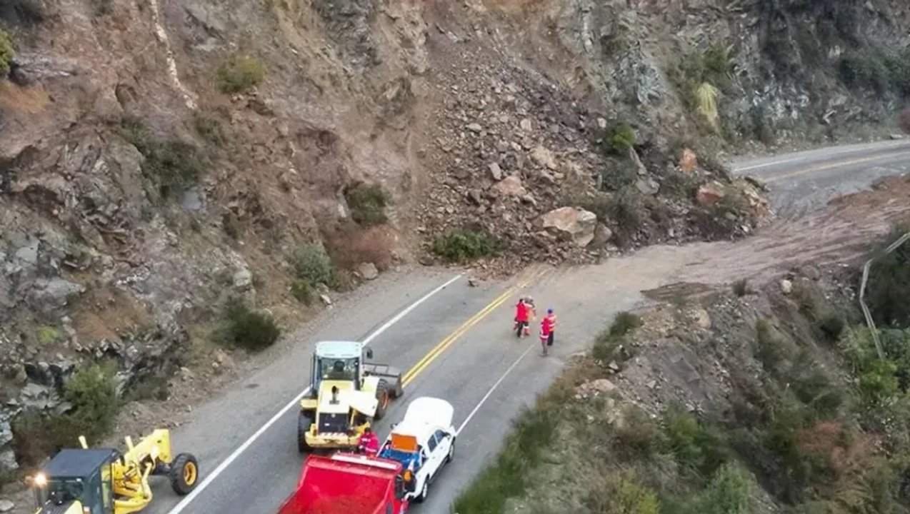 Tramo de la Ruta 40 en el Camino de los Siete Lagos