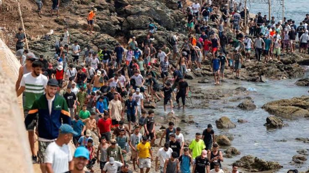 España: murieron 57 migrantes y cerca de 53.000 ya salieron de Ceuta