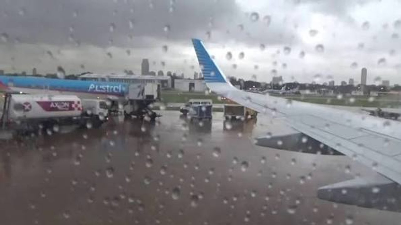 Vuelos demorados en Ezeiza y Aeroparque como consecuencia de la tormenta