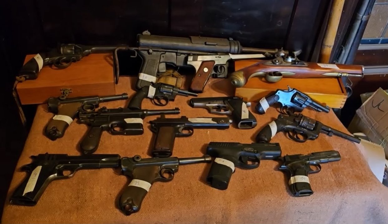 Secuestraron armas militares y símbolos nazis en la casa de un anciano en Flores