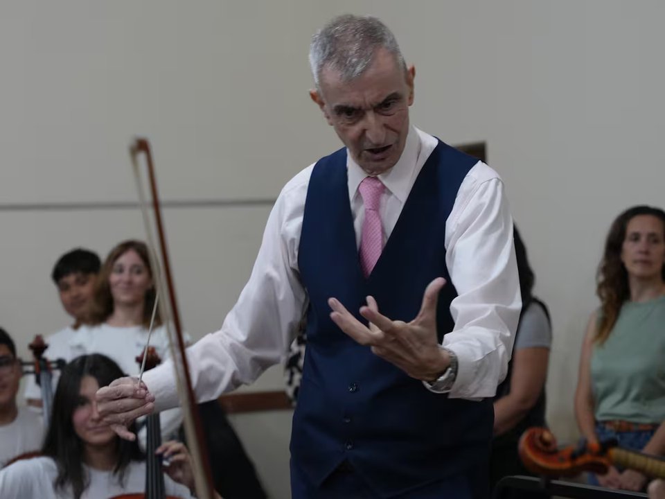 Nelson Castro dirigirá un concierto solidario para ayudar a jóvenes músicos a viajar a Francia