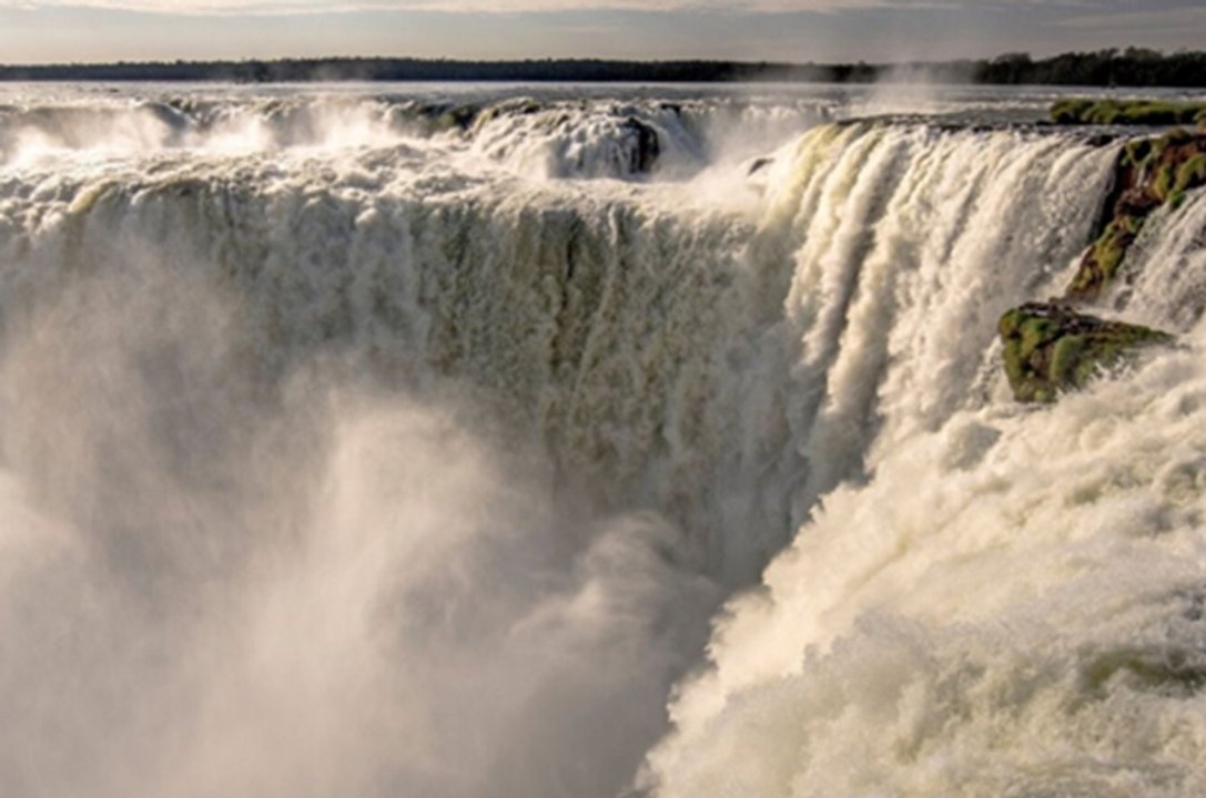 Cierran el acceso a la Garganta del Diablo por crecidas extraordinarias del Iguazú