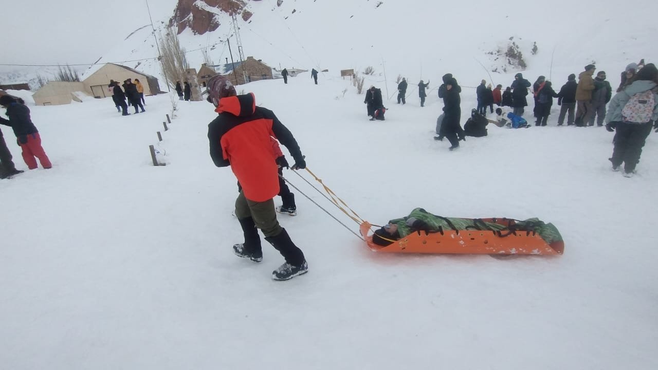 Operativo de evacuación en Puente del Inca por fuerte viento blanco