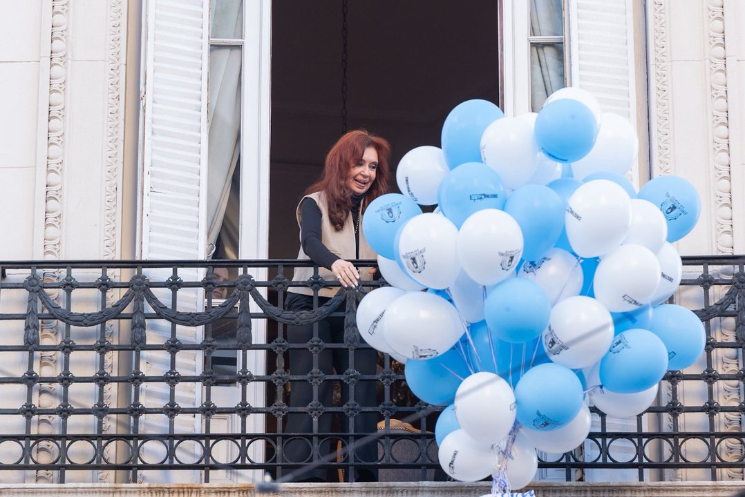 Militantes del peronismo se movilizaron a la casa de Cristina Kirchner en Constitución