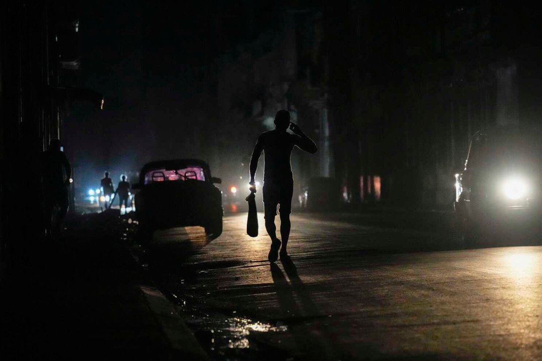 Cuba: una falla en la red eléctrica dejó a oscuras a toda la isla