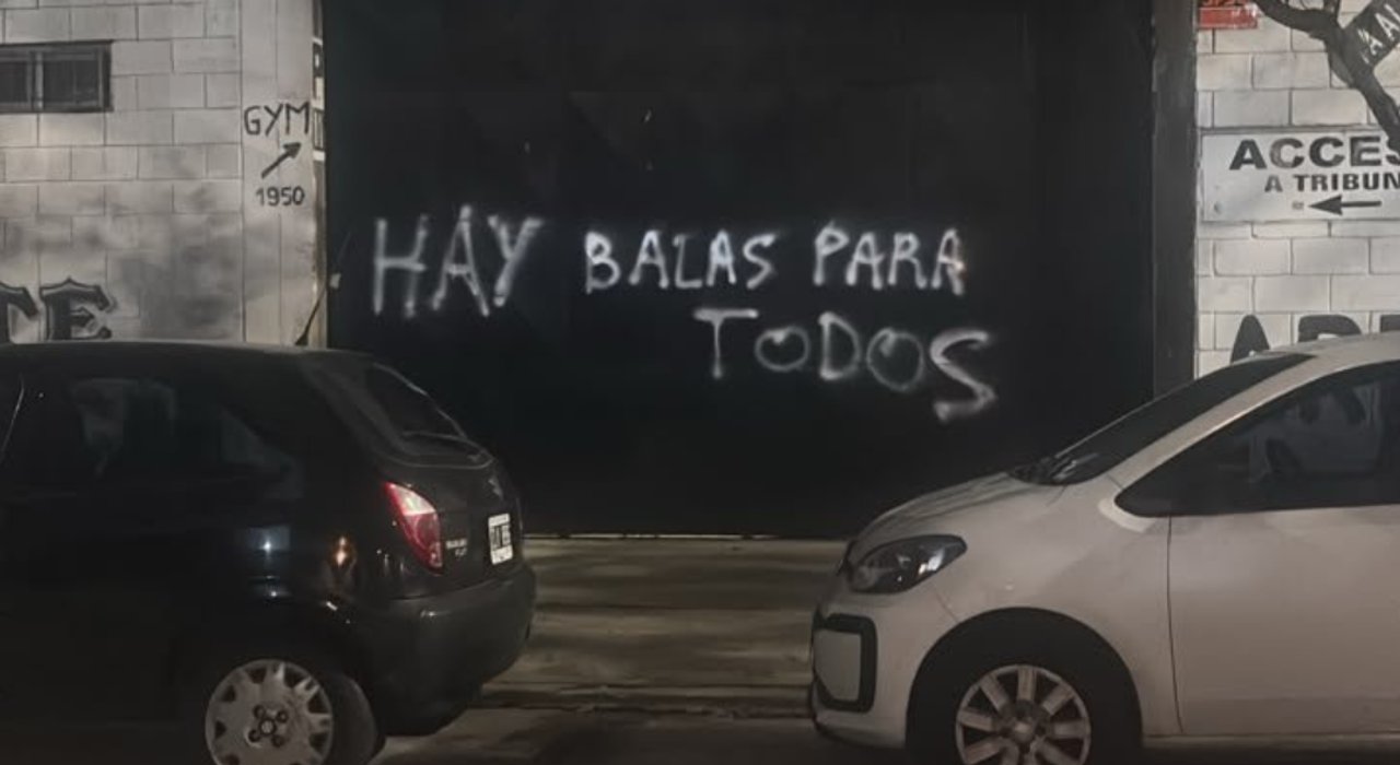Pintadas amenazantes en el estadio de All Boys