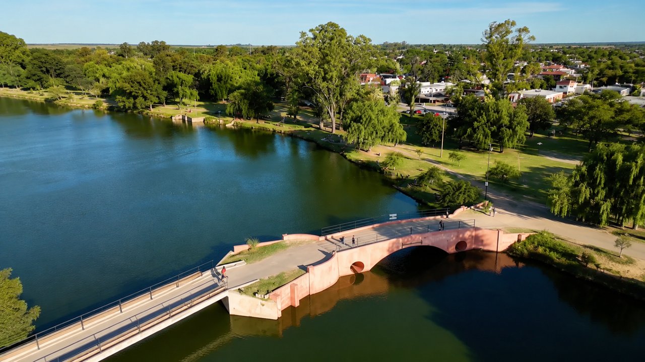 Costanera, parrillas y asado a la estaca: el pueblito gauchesco que transforma su río para evitar inundaciones y recibir más turismo