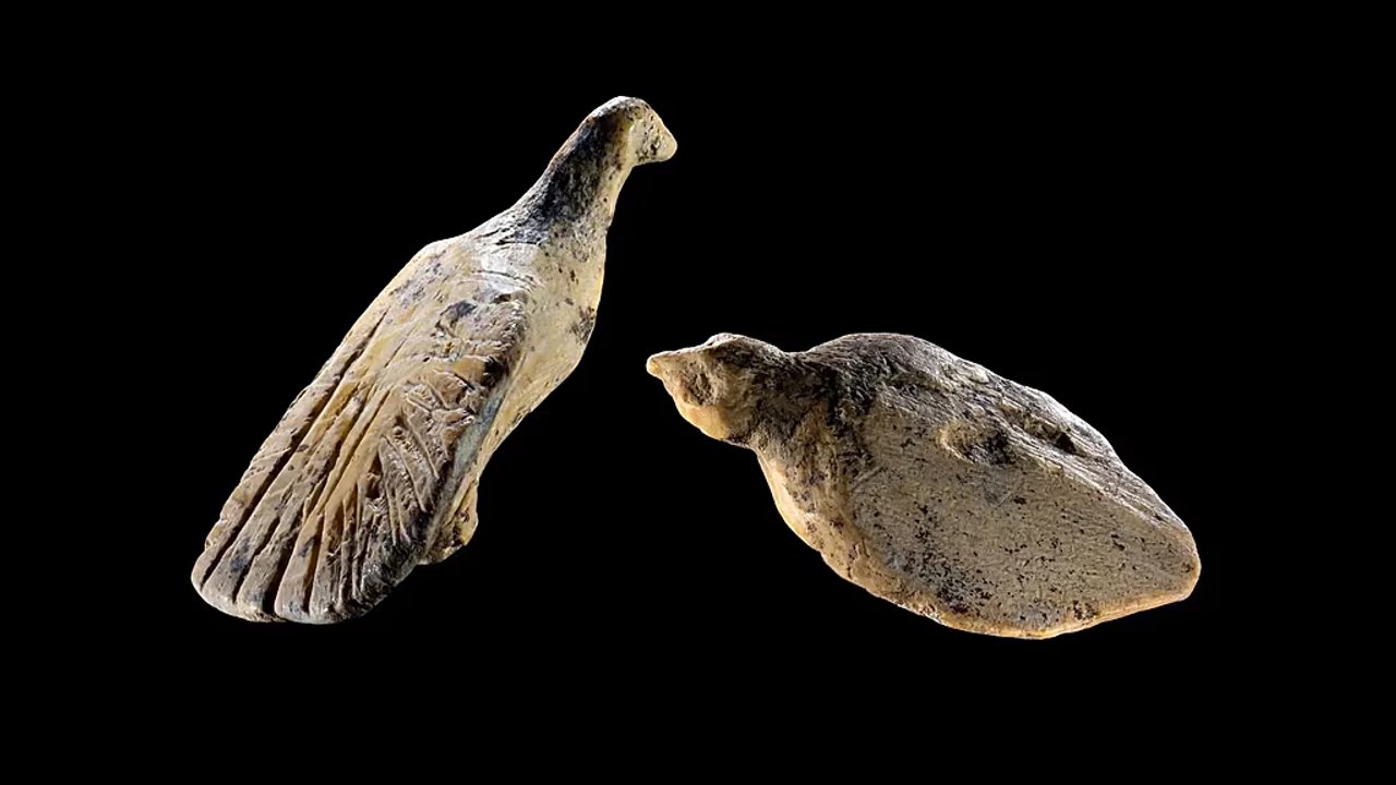Miniaturas de aves talladas en un diente de mamut halladas en Alemania