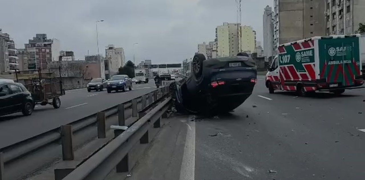Choque y vuelco en la autopista 25 de Mayo: dos heridos