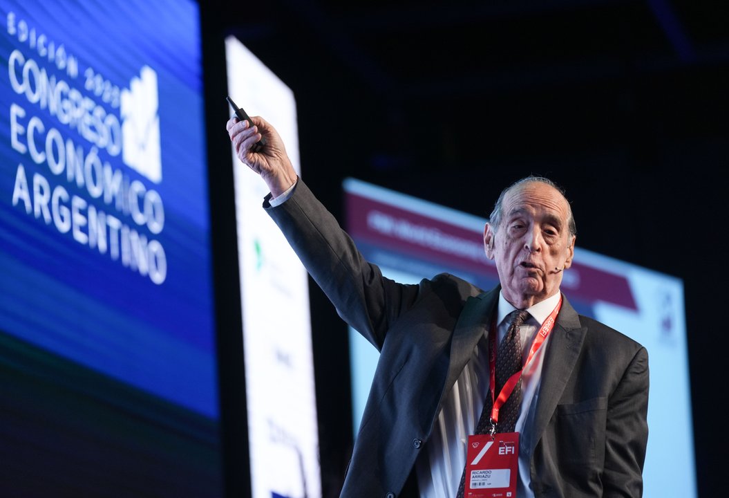 Ricardo Arriazu durante una disertación económica