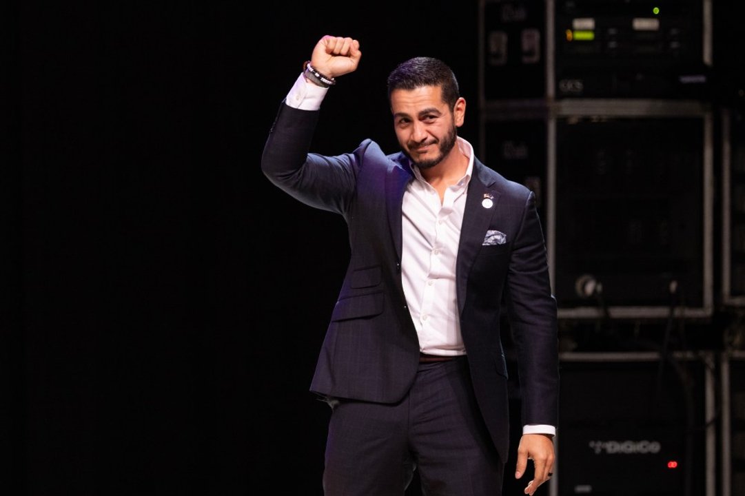 Abdul El-Sayed celebra su triunfo en las primarias demócratas en Michigan