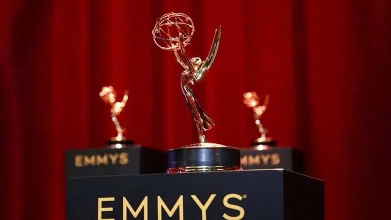 Escenario de una premiación televisiva con estatuillas de los Premios Emmy