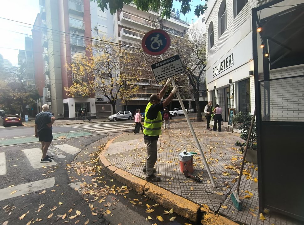 Ciudad: había 4 estacionamientos truchos para personas con discapacidad en una misma cuadra