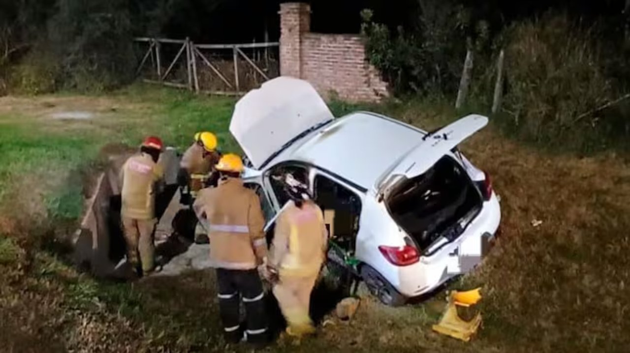 Detuvieron al esposo de la mujer que murió al incendiarse un auto: dijo que explotó el celular
