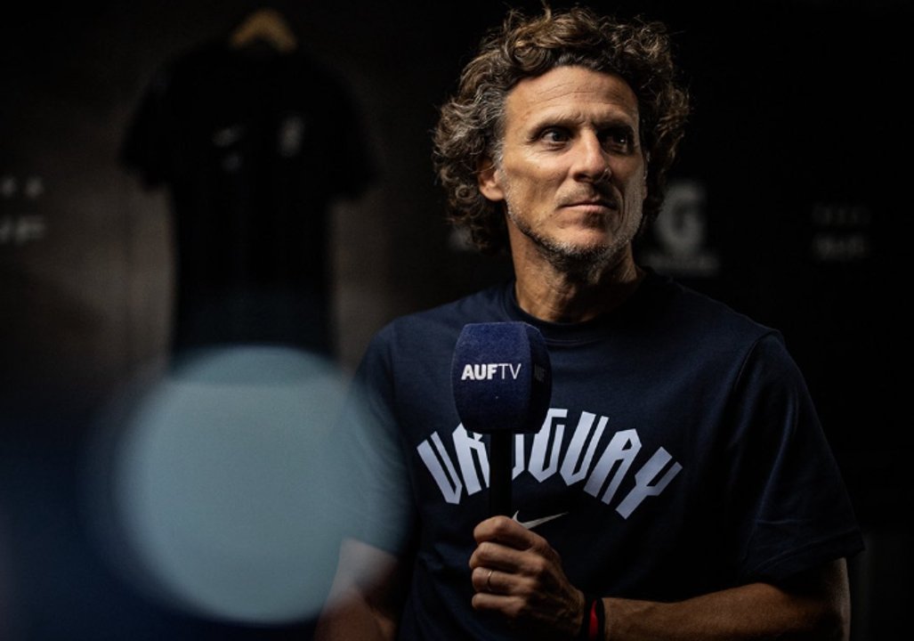 Diego Forlán fue presentado como entrenador de Uruguay