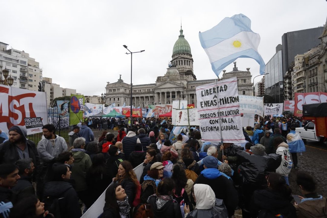 Bajo la lluvia, organizaciones concentran frente al Congreso contra de la Ley de Propiedad Privada