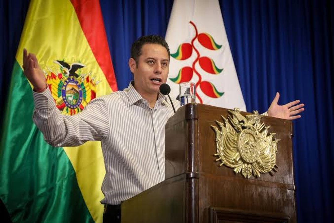El vicepresidente de Bolivia Edmand Lara habla ante la Asamblea Legislativa en el aniversario de la independencia