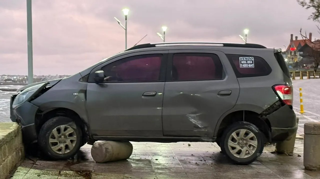 Violento accidente en Mar del Plata: el viento desestabilizó una camioneta en Playa Chica y rozó la tragedia
