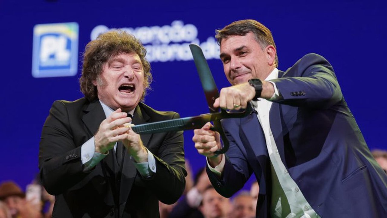 Flávio Bolsonaro critica a Lula por crisis diplomática con Argentina y apoya a Milei