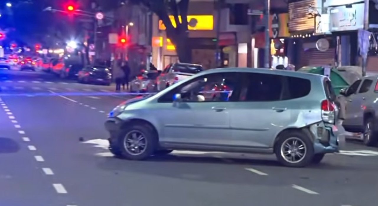 Conductor ebrio atropella a motociclista y provoca colisión en Villa Crespo