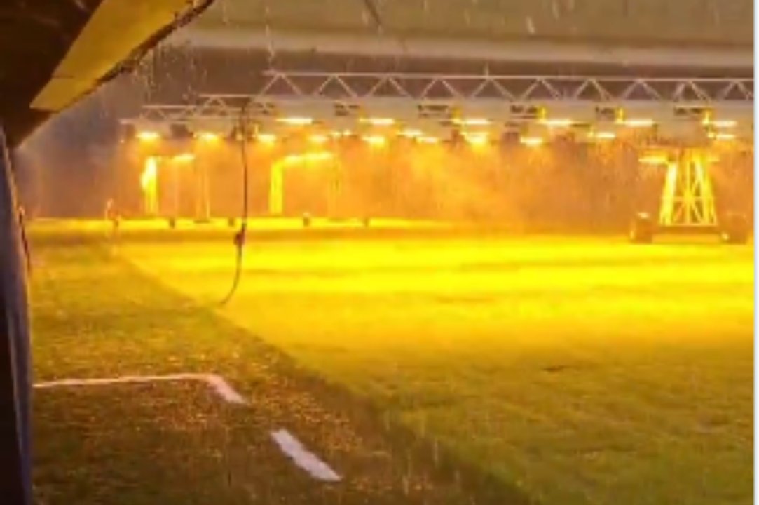 Sistema de lámparas de calor sobre el campo de juego de La Bombonera