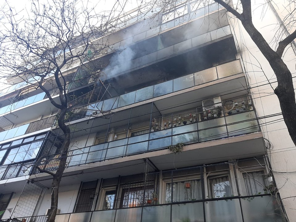 Se incendia un edificio lindero al domicilio de Cristina Kirchner: dos trasladados Se incendia un edificio lindero al domicilio de Cristina Kirchner: dos trasladados