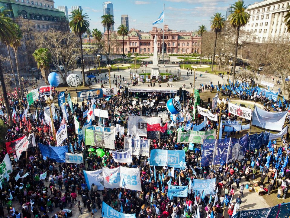 Masiva movilización a Plaza de Mayo por San Cayetano
