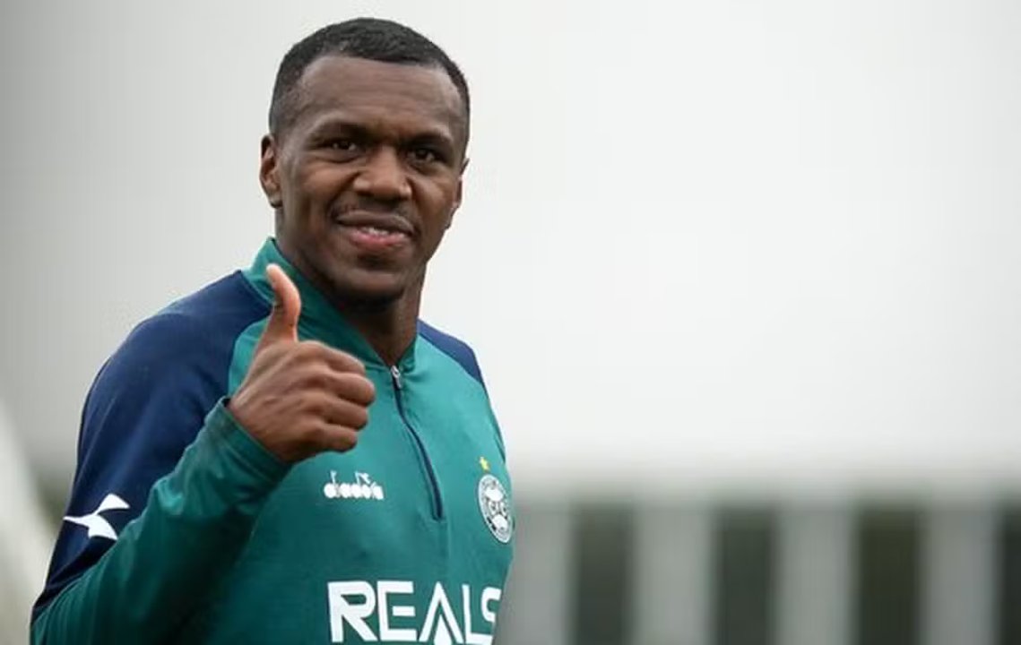 Insólita celebración: Jacy Maranhão se cayó por las escaleras tras su gol anulado en Coritiba Insólita celebración: Jacy Maranhão se cayó por las escaleras tras su gol anulado en Coritiba