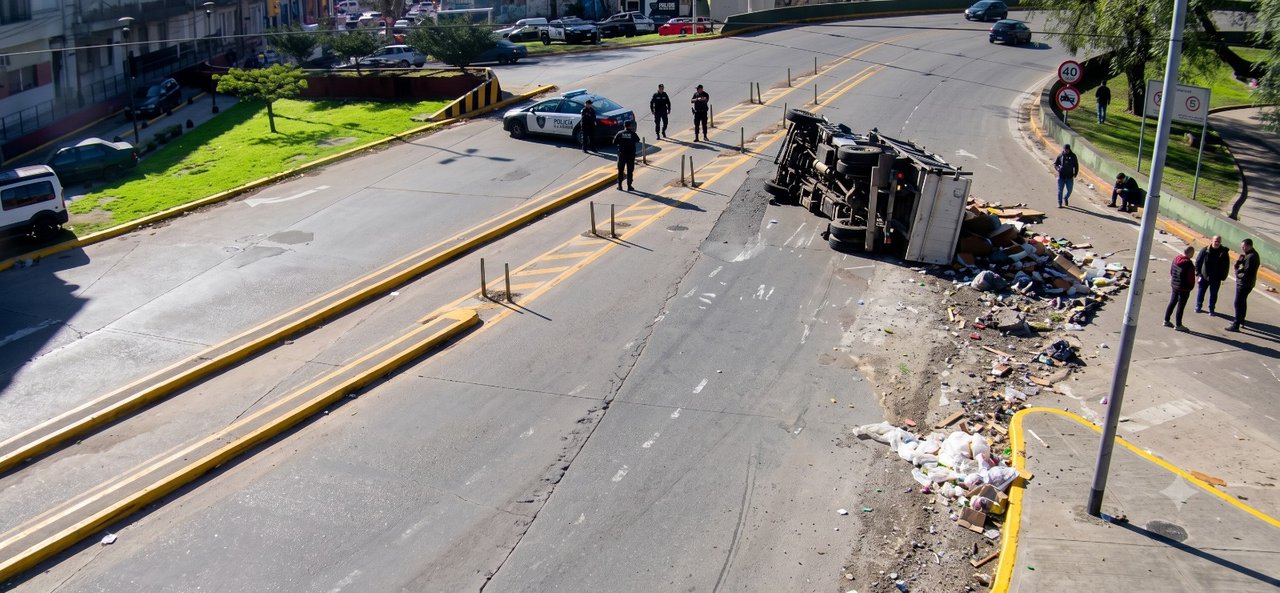 Camión volcado en el barrio porteño de La Boca