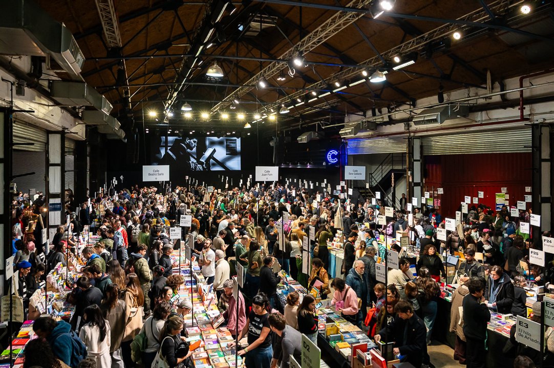 Público recorriendo los stands de la Feria de Editores en Buenos Aires