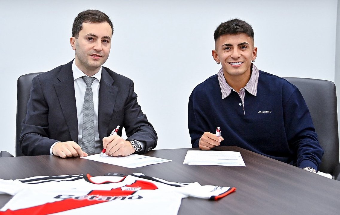Thiago Almada posa como nuevo refuerzo de River Plate en el Más Monumental