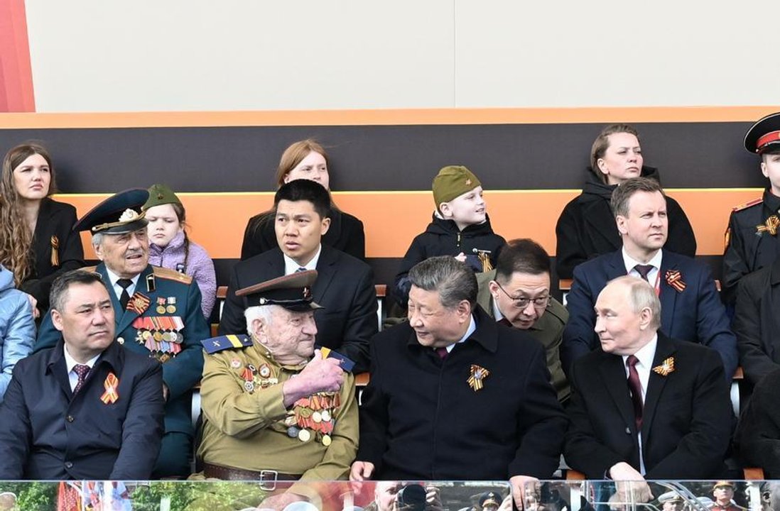 Xi Jinping junto a veteranos de guerra y jóvenes en actos oficiales