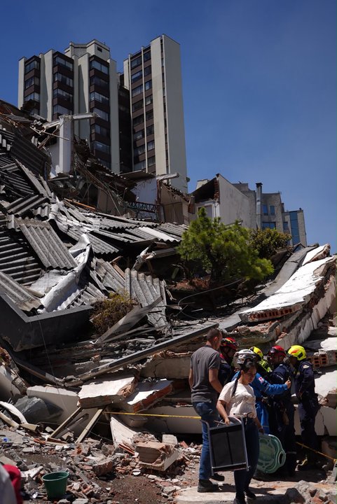 Daños y equipos de rescate tras el terremoto en Colombia