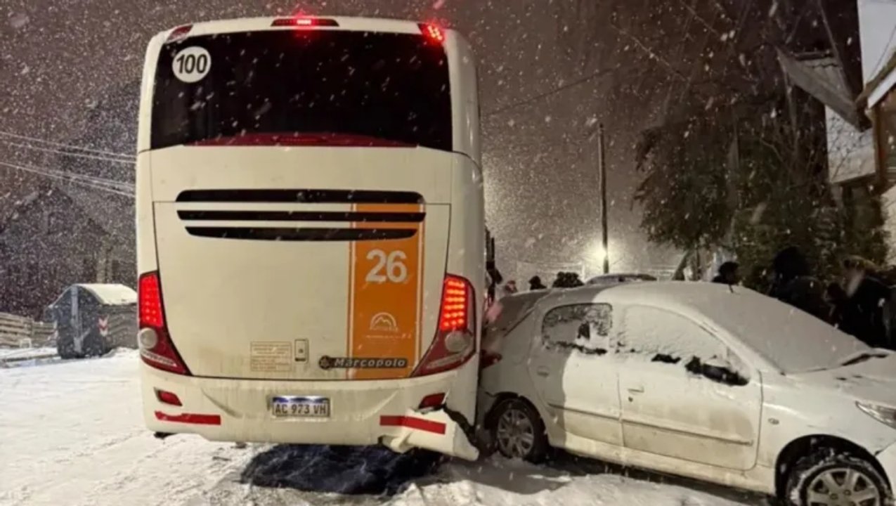Accidente en Bariloche: colectivo con estudiantes choca contra siete vehículos por nieve
