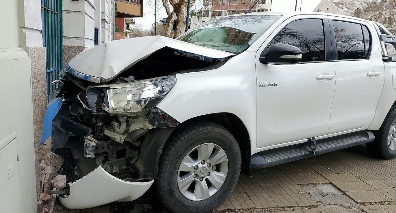 Trágico accidente en La Plata: falleció un hombre al descompensarse al volante