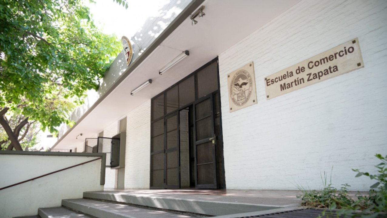 Fachada de una escuela de Mendoza donde se investiga a un profesor