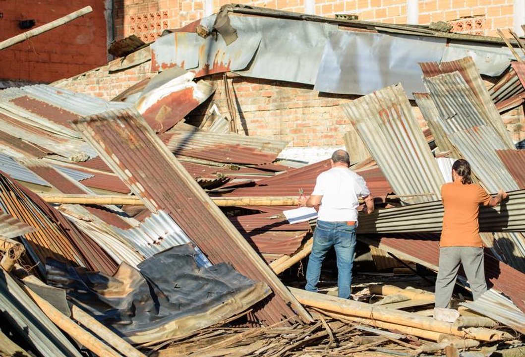 Rescatistas trabajan entre escombros tras el terremoto en Colombia