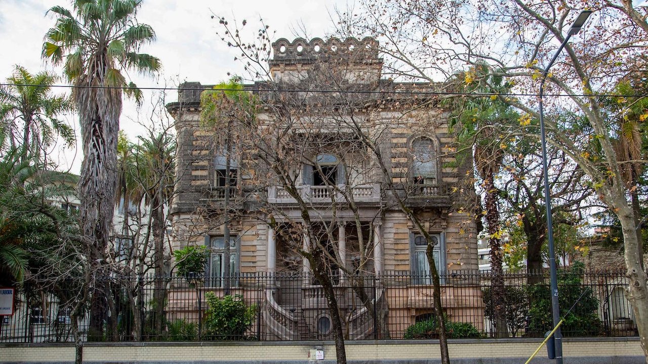 Fachada restaurada del Palacio Ceci en Villa Devoto