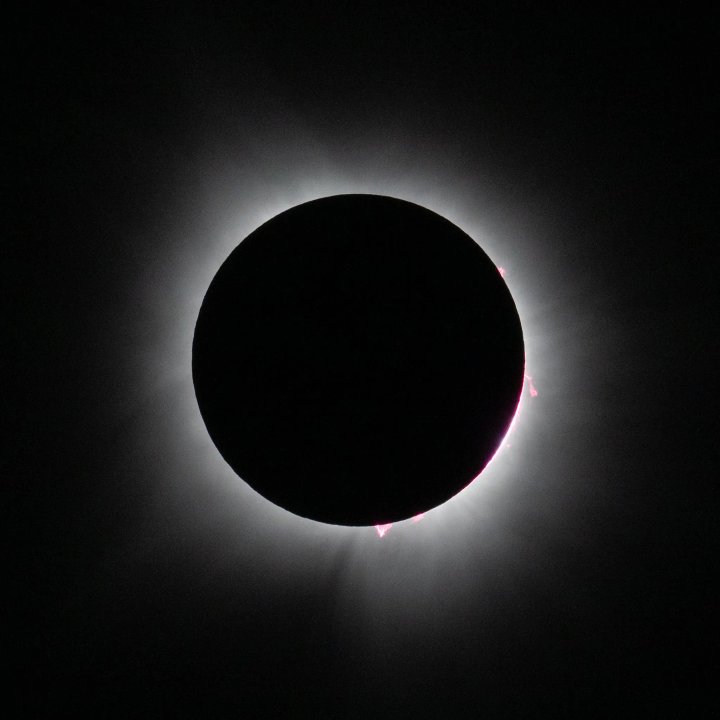Avión de investigación de la NASA estudiando un eclipse solar total