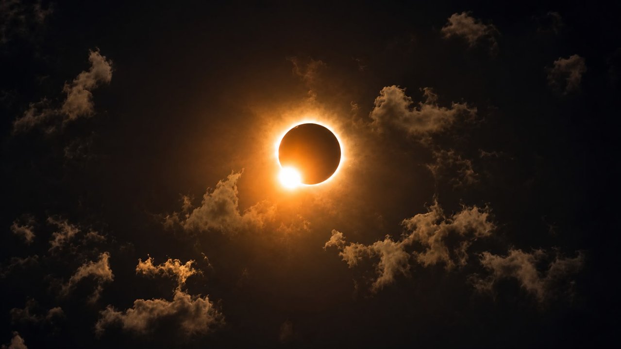 Eclipse solar total observado desde España, con el Sol completamente cubierto por la Luna