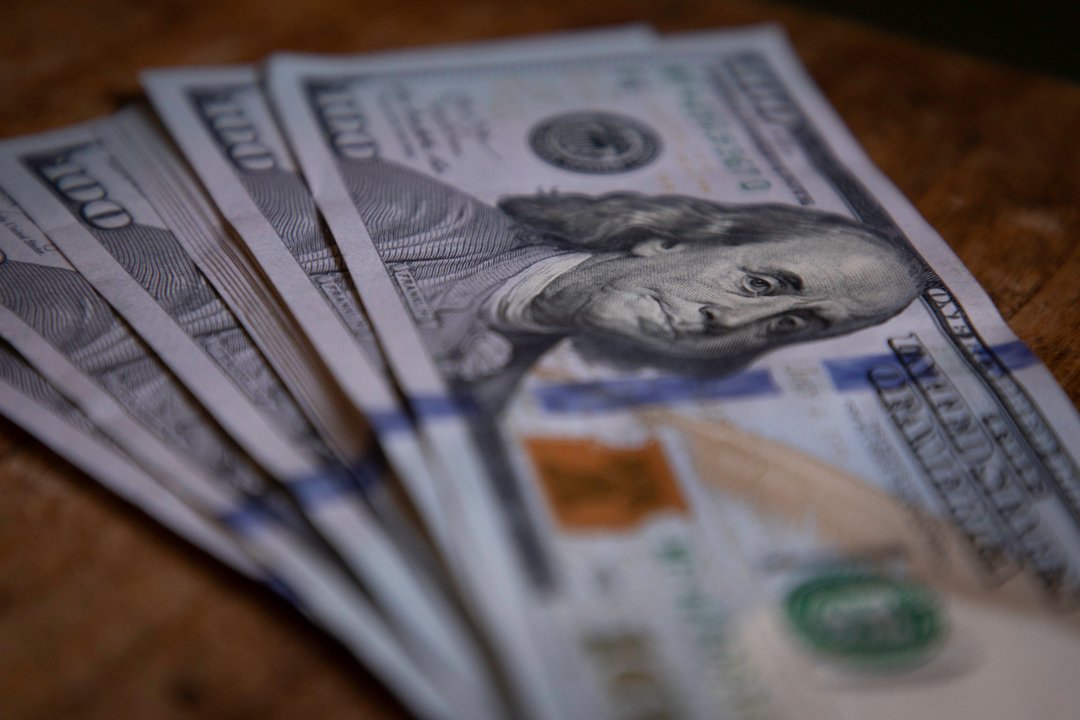 Billetes de dólar estadounidense en el mercado cambiario