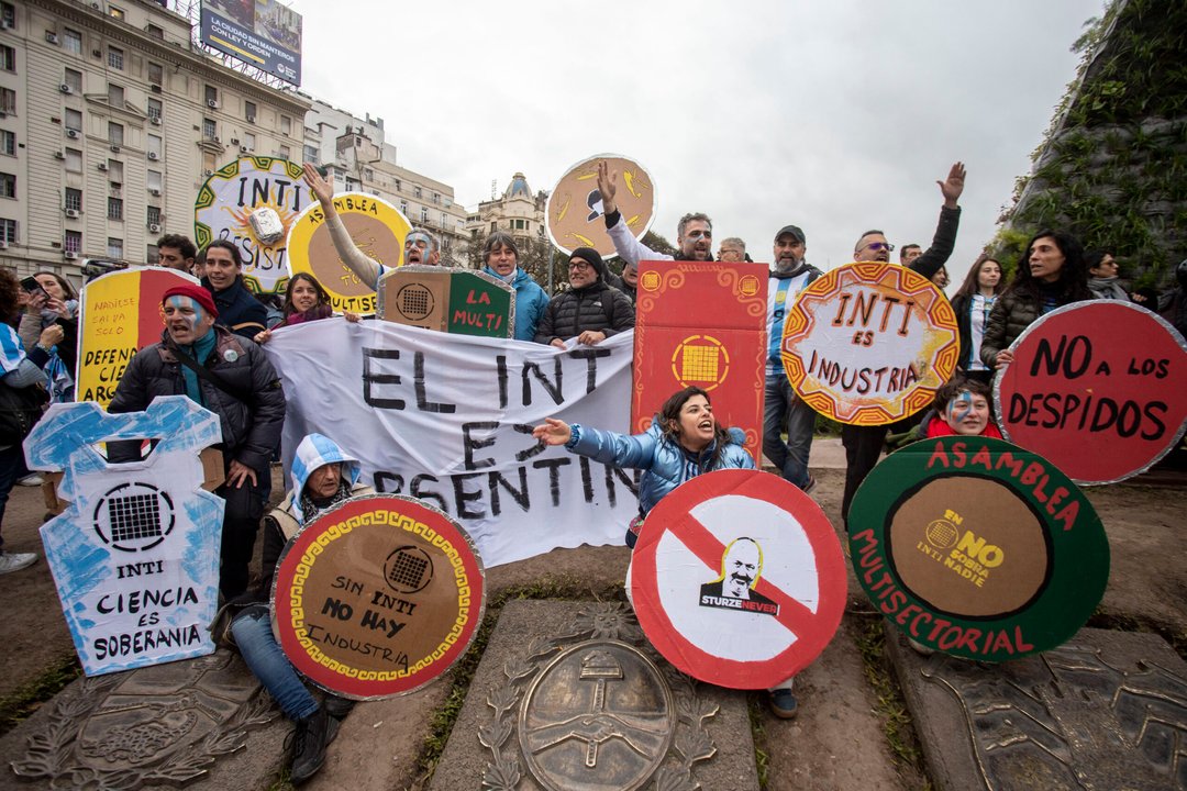 Manifestación de científicos y docentes en defensa de la ciencia argentina