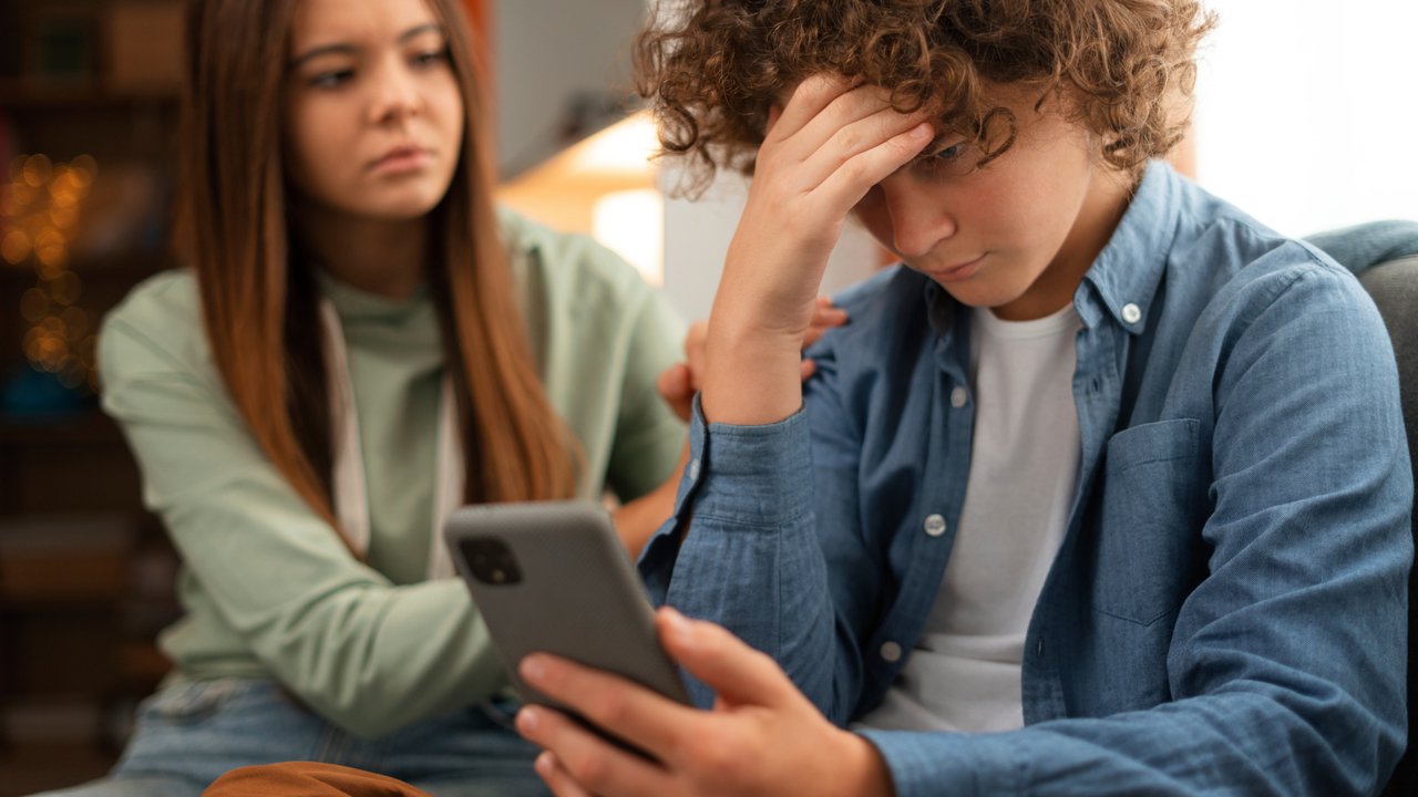 Adolescentes utilizando dispositivos conectados a Internet