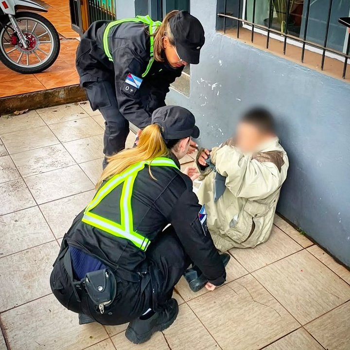 Policías de Misiones asisten a un niño encontrado en la calle