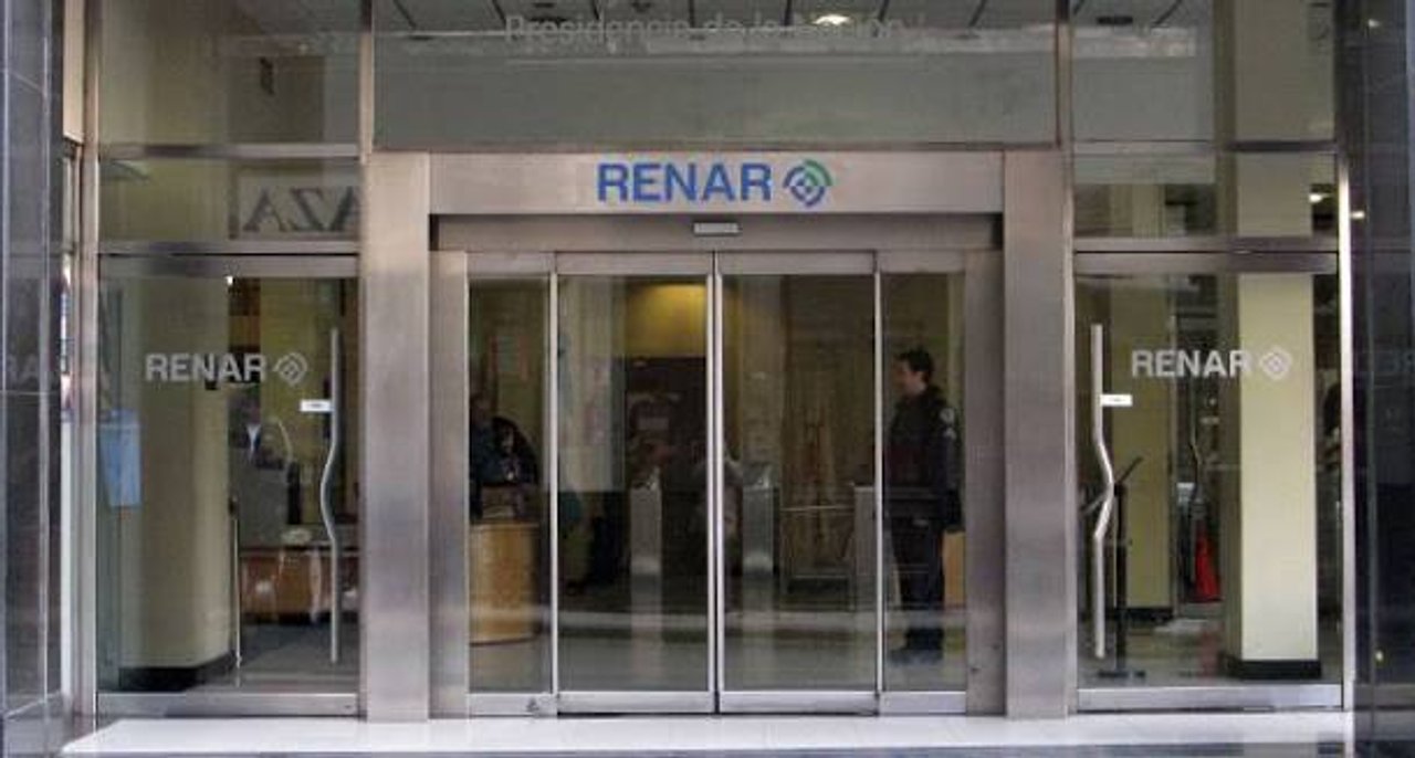 Armas de fuego con silenciadores y miras nocturnas sobre una mesa