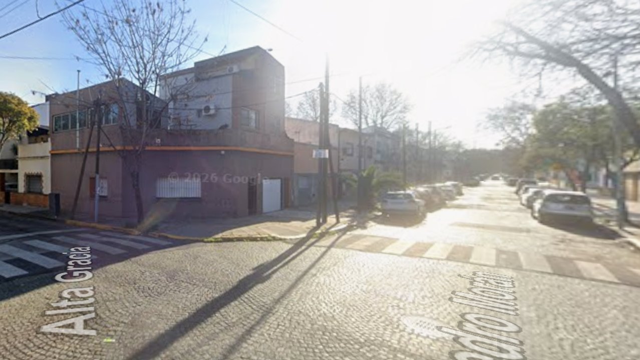 Patrullero policial en operativo en Villa Devoto