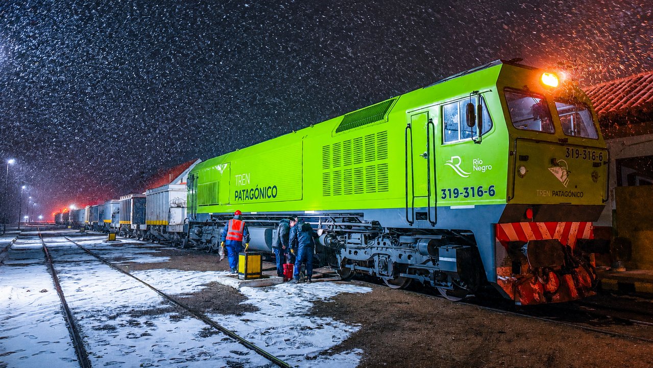 Formación del Tren Patagónico avanzando entre la nieve hacia Bariloche