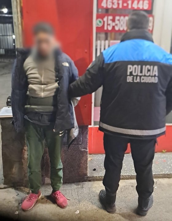 Patrullero y móviles de emergencia en un operativo policial en Caballito