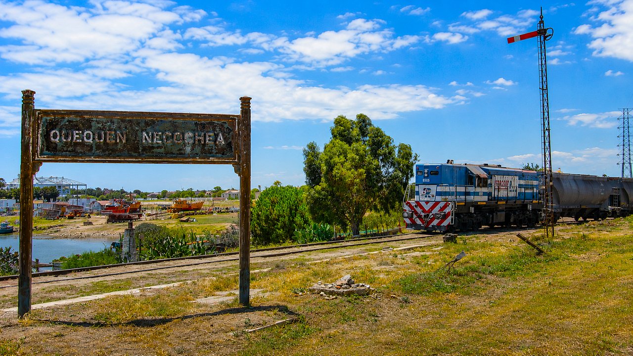 Funcionarios impulsan la vuelta del tren de cargas a Puerto Quequén